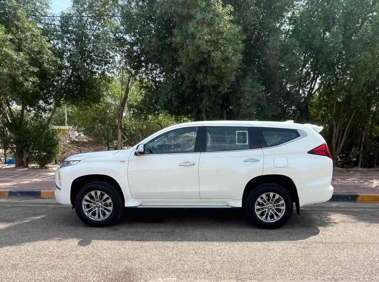 �🔥 للبيع ميتسوبيشي مونتيرو سبورت خليجي 2022 🔥🚘

ميتسوبيشي مونتيرو سبورت – خليجي – موديل 2022

📍 الموقع: النجف الأشرف
🛣️ الممشى: 79,000 كم
⛽ بنزين – V6
🔧 محرك 3.0 لتر MIVEC
⚙️ جير أوتوماتيك 8 سرعات + Sport Mode
🚙 دفع رباعي 4WD – Super Select 4WD-II
👨‍👩‍👧‍👦 7 مقاعد

⭐ المواصفات والتجهيزات:

* 🪑 داخلية مخمل لون بيج
* ☀️ فتحة سقف كهربائية
* ❄️ تكييف أوتوماتيك مع مخارج خلفية
* 📺 شاشة وسطية
* 📱 Bluetooth + AUX/USB
* 🎵 تحكم صوتي من المقود
* 🎚️ Paddle Shift
* 🛣️ مثبت سرعة
* 🔑 دخول وتشغيل بدون مفتاح + زر تشغيل
* 🅿️ حساسات ركن
* 🖥️ شاشة معلومات رقمية
* 🔌 منفذ كهرباء 220V / 150W
* 🛞 جنوط ألمنيوم 18 إنش
* 🛞 إطارات جديدة بالكامل نوع Bridgestone (برجستون)
* 💡 إضاءة LED + DRL
* 🛡️ ABS + EBD
* 🛡️ أنظمة الثبات والسيطرة على الجر
* ⛰️ Hill Start Assist + Hill Descent Control
* 🅿️ Auto Hold + فرامل يد كهربائية
* 🪞 مرايا كهربائية
* 🪟 نوافذ كهربائية
* 🚗 سبويلر خلفي
* 🔒 قفل مركزي

🎁 كامل الملحقات:

* 🔺 مثلث التحذير
* 🧯 طفاية حريق
* 🩹 حقيبة الإسعافات الأولية
* 🔐 كاتلوك
* 📦 كامل ملحقات السيارة
🔑  بصمة دخول عدد 2
📋 معلومات السيارة:

🇮🇶 لوحة أربيل – باسم شركة – نقل مباشر

💰 السعر: 25,000 دولار قابل للتفاوض

📞 للاستفسار: ***********

✅ السيارة خليجي، نظيفة، إطارات جديدة، كاملة الملحقات، وجاهزة للفحص والمعاينة
