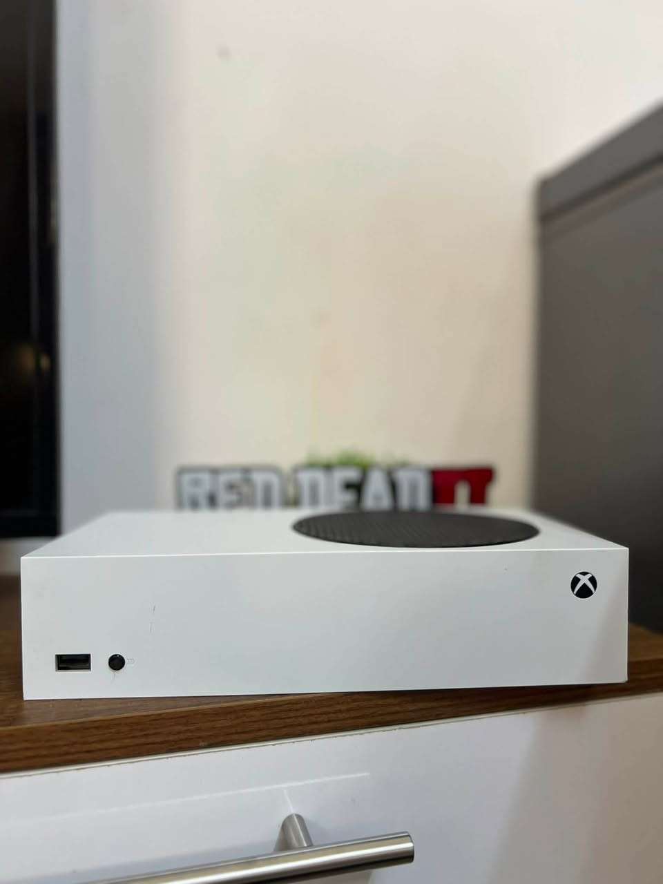 السلام عليكم♥️
جهاز   (Xbox Seris S) ⚡️
وياه 3 يدات ثنين واير ووحدة بدون واير اصلية
الجهاز مستخدم قليل ومابي اي خلل مامفتوح ولا متصلح
شرط تفحصة وتاخذة‼️‼️،،،
الجهاز بي حساب يحتوي على
FC26 ⚽️شراء
RED DEAD REDEMPTION 2 شراء
Insurgency شراء
(كيم باس 3 اشهر التميت )
مكاني بغداد قرب جزيرة بغداد السياحية
رقمي (***********)

السعر 450 الف.
