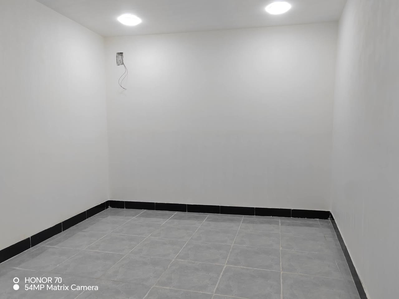 بيت للبيع او مراوس في الحكيم يم معمل الاوكسجين فرع اسواق الحاج حسن عليوي مساحه 190 فرع عرضه 10 امتار يتكون البيت من استقبال ومطبخ وهور وغرفتين وحمام وصحيات خاريجيه/ الاستفسار على رقم/***********/ او مراسله على الخاص

نص مكتوب في الصور:
- HONOR 70 54MP Matrix Camera
- HONOR 70
- 54MP Matrix Camera
- O HONOR 70