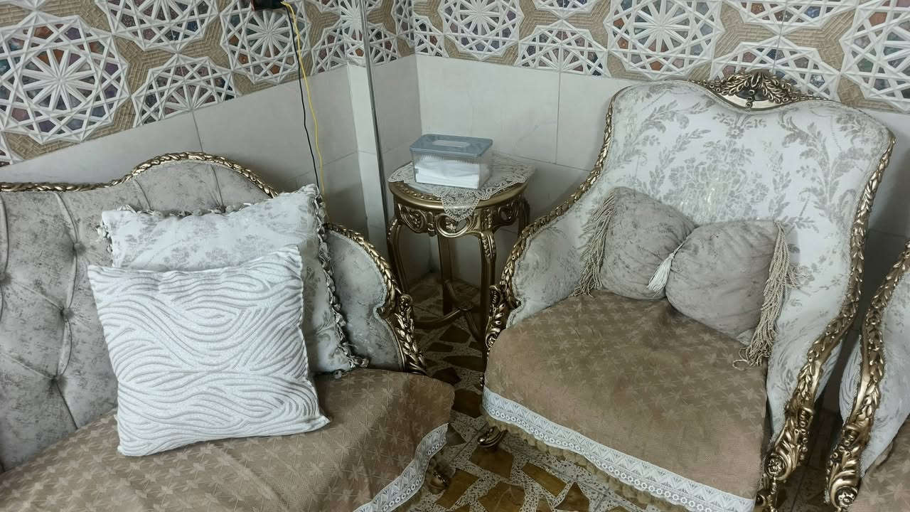 تخم مصري للبيع أربع كراسي و قنفتين وطبلات عدد ٣ مرمر  للاتصال ***********

