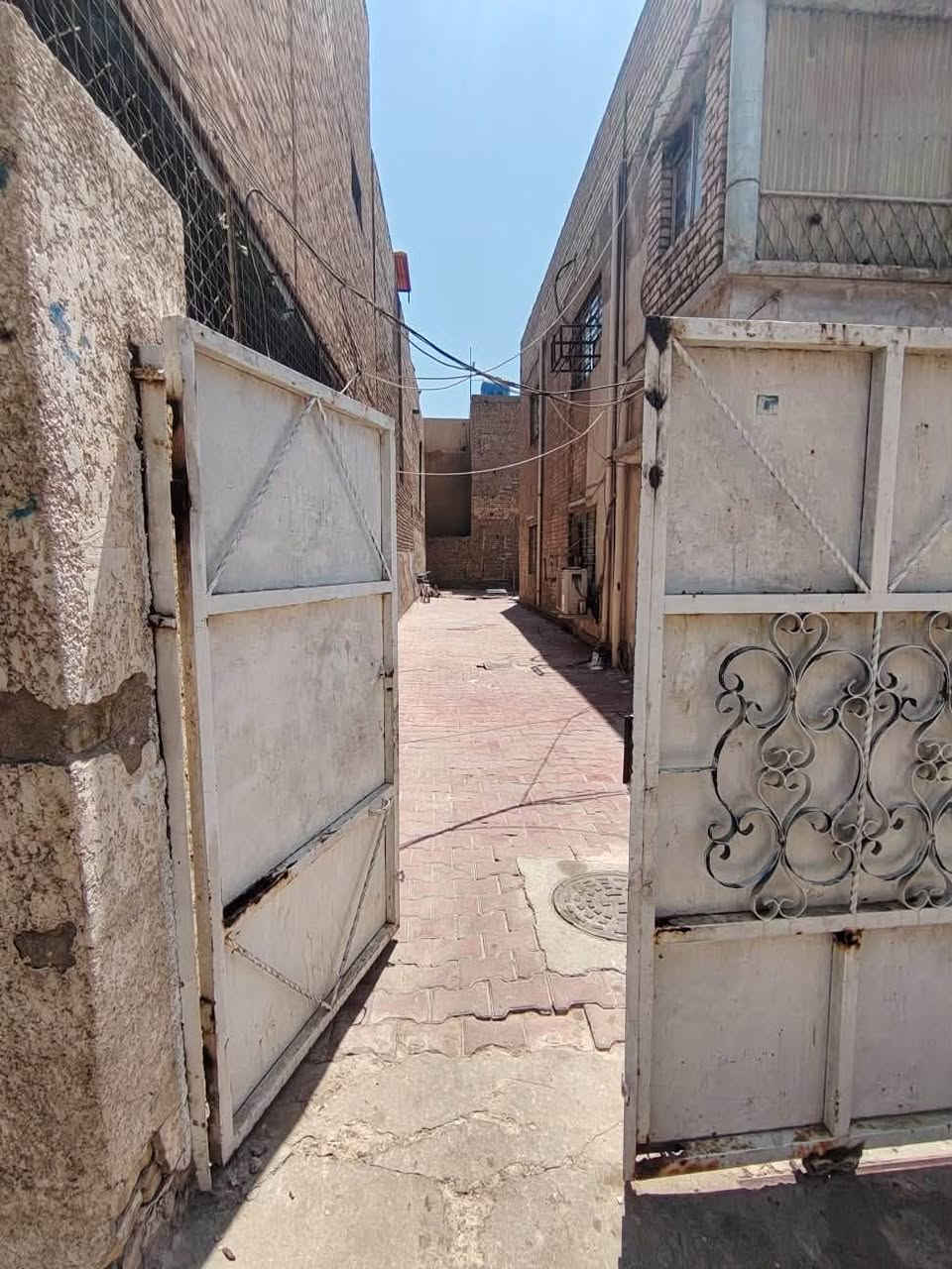 🏡 دار للبيع – ملك صرف وباسمي شخصياً ( بناء قديم )
📍 بغداد – الوزيرية – منطقة الكسرة
📌 محلة 302 – زقاق 26

🔹 مساحة السند: 313 م²
🔹 المساحة واقع حال: 337 م²
🔹 البيع على مساحة السند
🔹 الواجهة: 11.25 متر
🔹 النزال: 30 متر
🔹 الملكية: ملك صرف وباسمي شخصياً
( يمكن بنائه شقق سكنية ) 

📍 الموقع مميز جداً:
قرب بانزين خانة الوزيرية
وقرب شارع المغرب (شارع الأطباء)
وفي منطقة حيوية ومميزة داخل الوزيرية.

💰 البيع على مساحة السند 313 م²

📞 للاستفسار والجادين فقط – الاتصال:
***********

⚠️ الاتصال فقط، لا توجد رسائل.
