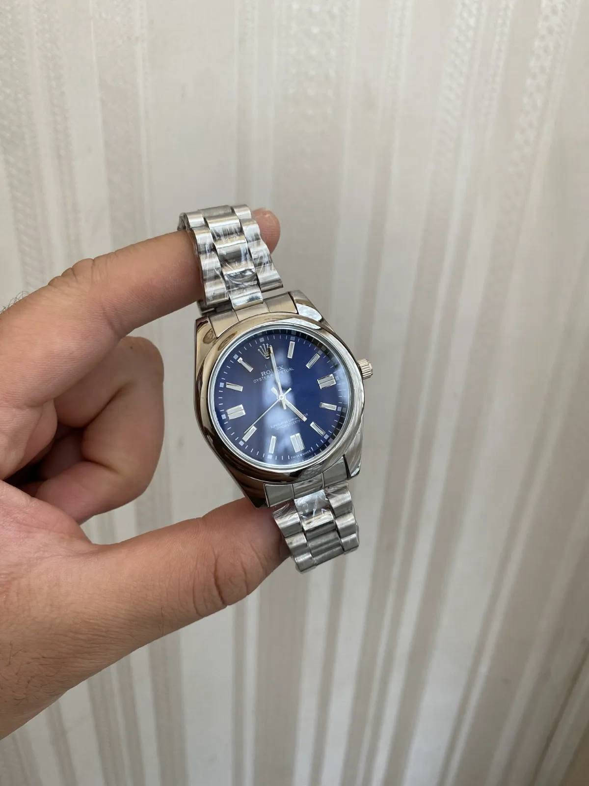 رولكس ROLEX كلاسيك
ساعة رجالية بتصميم كلاسيكي، وسوار معدني بلون فضي وإطار دائري ناعم. مينا بسيط بمؤشرات واضحة يكمّل الإطلالات اليومية والرسمية.
ألوان المينا المتوفرة: أزرق، أسود، فضي فاتح، وأخضر. لون السوار فضي في جميع الخيارات.
للطلب والاستفسار يرجى مراسلتنا واتساب ‏‪***********‬‏

