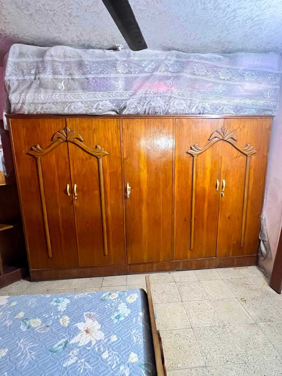 سلام عليك غرفه مستخدمه للبيع نضيفه السعر 350 العنوان بغداد ***********
