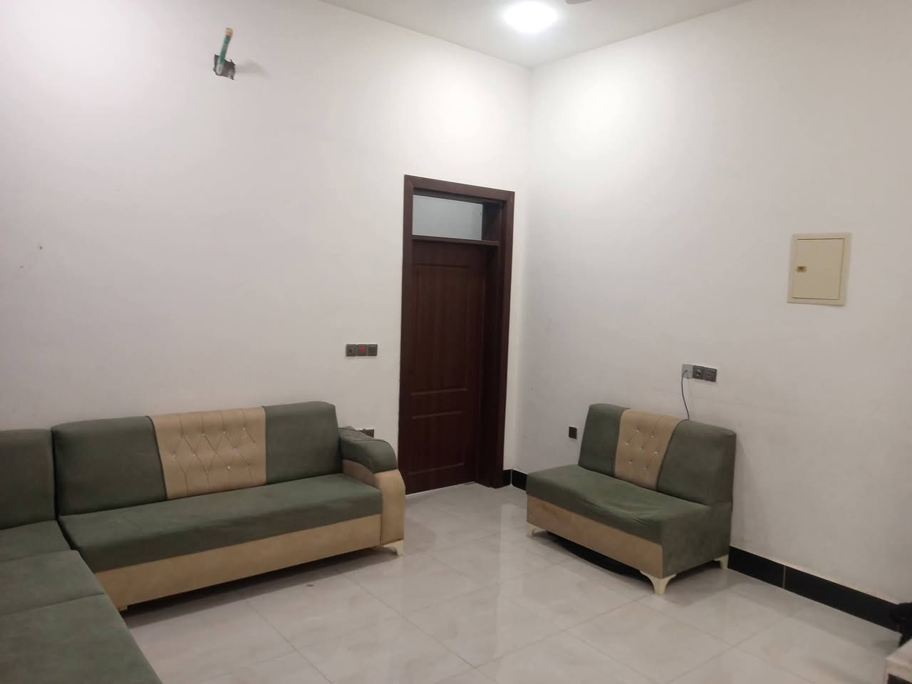 #بيت #للبيع 
مشتمل في حي التاميم 
بظهر شارع المنجزات 
رابع بيت ع شارع 60 
١٢٥ متر 
شارع ١٥
١٥٠ مليون قابل للتفاوض 
ثلاث طوابق 
مكون من 4 غرف نوم 
مكتب بارق للعقار شارع 60مقابل المول الجديد 
الهاتف ***********
