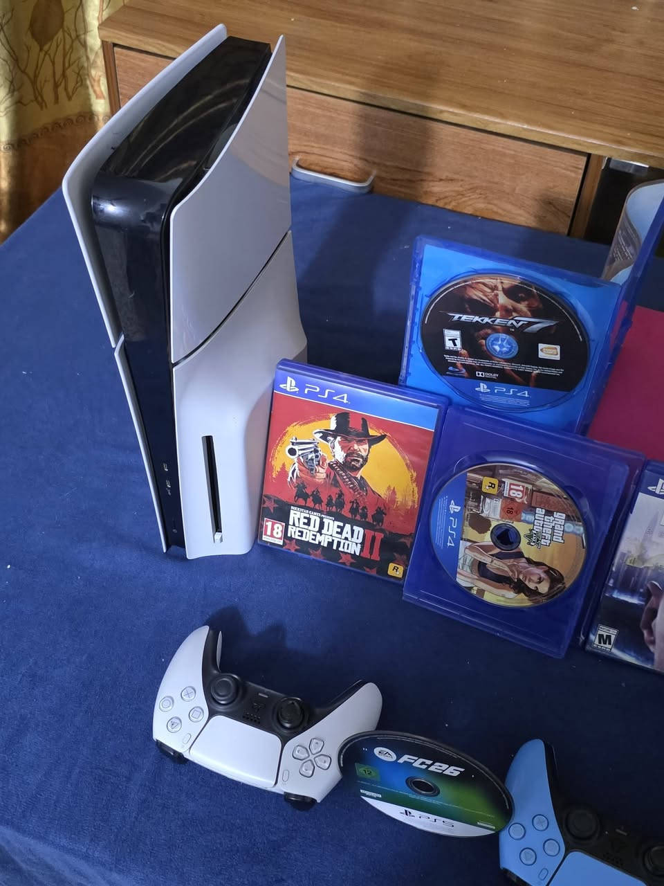 بلي 5 سلم ذاكرة 1 تيرا
ملحقات الجهاز:
جوستكات ثنين اصليات
+ 5 اقراص : 
فيفا 26
تيكن ٧
Gta 5
 Red dead 2
ديترويت
+ يو بي اس حجم جبير 1500 ماركة كاربون
+ الكيبلات 
للتواصل واتساب ***********
