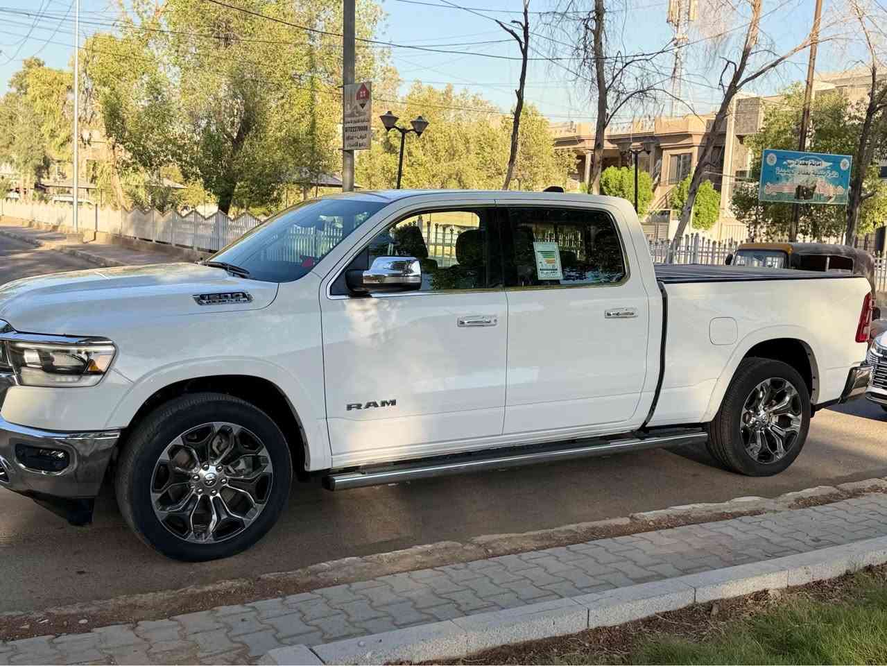 دوج رام 2022 لارمي 
فول مواصفات للاخير 1/1 عدا بانورما
حادث الصندوق 
المحرك: V8 5.7L
ماشية : 117 الف 
رقم  بغداد 
باب طويل المرغوب 
———————————————
مواصفات :
 
🟪بصمه تشغيل 
🟪نقطة عمياء 
🟪المصابيح الأمامية زنون.
🟪كشافات الضباب زنون. 
🟪المصابيح الأمامية LED.
🟪المصابيح الخلفية LED. 
🟪دخول ذكي (بصمة). 
🟪تشغيل عن بعد 
🟪المقاعد كهربائية مع ميموري.
🟪المقاعد الأمامية تبريد وتدفئة. .
🟪شاشة كبيرة تسلا.
🟪نظام ملاحة نفكيشن GPS.
🟪حساسات امامية وخلفية.
🟪مانع تصادم (Emergency Brake)
🟪مكيف خلفي.
🟪نظام اطفاء وتشغيل اوتماتيكي.
🟪المرايا الجانبية تدفئة. 
🟪باب الصندوق كهربائي.
🟪هاند بريك كهربائي.
🟪حساسات امامية. 
🟪حساسات خلفية. 
🟪مرايا مع خاصية التعتيم الذاتي
بيها هواي مواصفات 
 بإسمي تحويل مباشر 
السعر 270 ورقه 

مكان السيارة بغداد 
للإستفسار *********** بغداد, العراق
