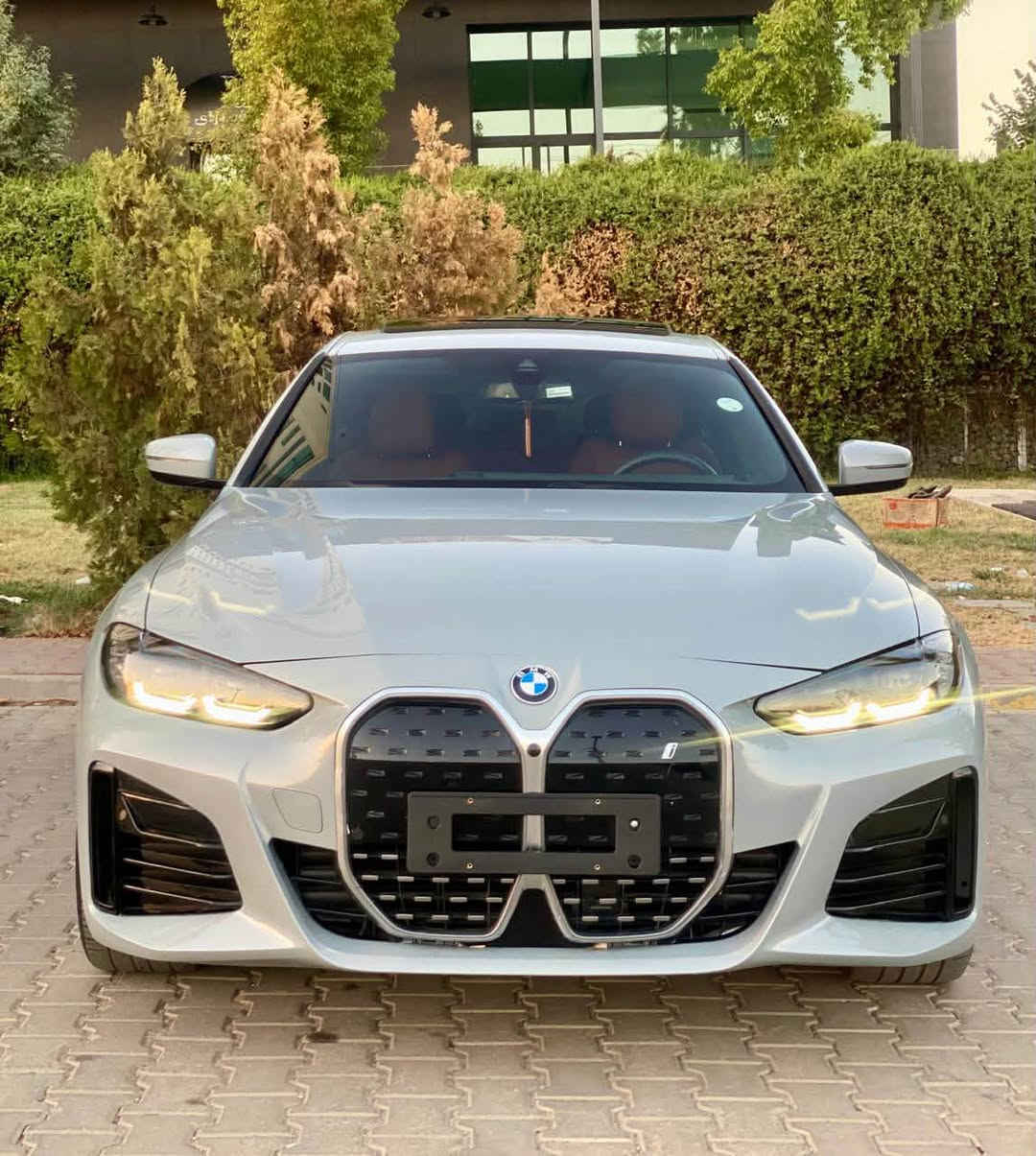 BMW i4 2024
Edrive 40
بي ام دبليو i4 ٢٠٢٤
Edrive 40
٣٥ الف ماشي
بطارية ليثيوم أيون سعة 84 kWh
مدى الشحنة الواحدة حوالي 450-550 كم
تدعم الشحن AC / DC

الإضافات والمواصفات:
• فتحة سقف
. M Package ويل
• هاند بريك كهرباء مع نظام Auto Hold
• أنظمة قيادة: Comfort / Sport / Eco Pro
• مقاعد جلد فاخرة كهربائية مع ذاكرة
• ديكورات داخلية خشب أسود
• شاشة منحنية مزدوجة (14.9 إنش للنظام + 12.3 إنش للسائق)
• تدعم الأوامر الصوتية واللمس وGesture Control
• Apple CarPlay + Android Auto
• ماوس للتحكم بالشاشة
• نظام ملاحة Navigation
• شاحن لاسلكي
• بلوتوث + WiFi Hotspot
• مخارج USB / AUX
• كاميرات 360 درجة (3D)
• تشغيل بدون مفتاح Keyless Go
• دخول بدون مفتاح Keyless Entry
• حساسات أمامية وخلفية
أنظمة الأمان:
• تحذير مغادرة المسار Lane Departure Warning
• تحذير تغيير المسار Lane Change Warning
• مساعد الانتباه Attention Assist
• نظام تنبيه اليقظة
• تحذير السرعة Speed Warning
• تدخل التوجيه للحفاظ على المسار Steering Intervention
• تحذير الاصطدام الأمامي والخلفي
• مانع انزلاق
• مثبت سرعة Cruise Control
مميزات إضافية:
• تحكم كامل بالمقود + أوامر صوتية
• Paddle Shifters على الستيرنج
• طارة مدفأة
• إضاءة داخلية متعددة الألوان Ambient
• إضاءة ترحيبية
• أضوية ليزر BMW + LED
• مصابيح أمامية وخلفية LED
• مرايا كهرباء قابلة للطي مع إشارات
• تبريد خلفي منفصل

تترقم شمالي مجاني ( اربيل سليماني دهوك)
للبيع فقط بدون مراوس
مكان سليمانية📍
للستفسار : 
***********
***********
