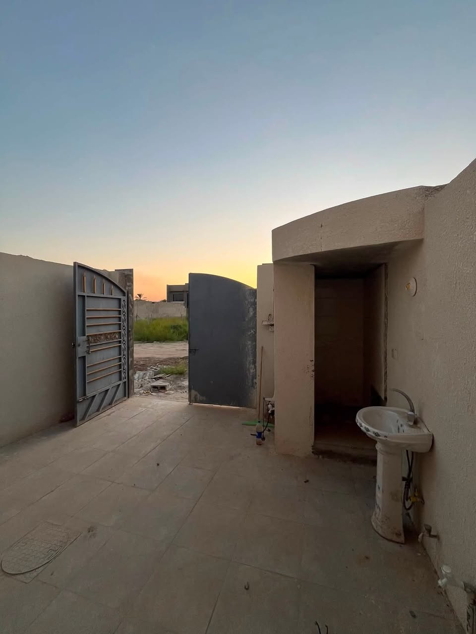 🌟 عِرض عقاري جديد ومميز من مكتبنا:

​🏡 النوع: دار ملك صرف  (للبيع)
📍 الموقع: في حي السجناء (قرب شارع مدخل 1)
📐 المساحة: 100 مربع بالسند بواجهة 5 امتار و نزال10 امتار
🔴 الخدمات: تتوفر ماء إسالة و كهرباء و مجاري و قريباً تبليط
🔴 محتويات البيت : غرفة نوم واحدة و صالة و مطبخ و استقبال و منور و صحيات 

​💰 السعر: 47 مليون دينار و السعر قابل للتفاوض
​📞 للاستفسار والتواصل أو لمعاينة العقار، يسعدنا استقبالكم في:
🏢 مكتب الرحمة | الكائن على شارع السيد محمد (ع)
📱 أو الاتصال مباشرة على الأرقام التالية:
​وسام أبو علي: ***********
​علي: ***********
​أهلاً وسهلاً بالجميع 🤝
