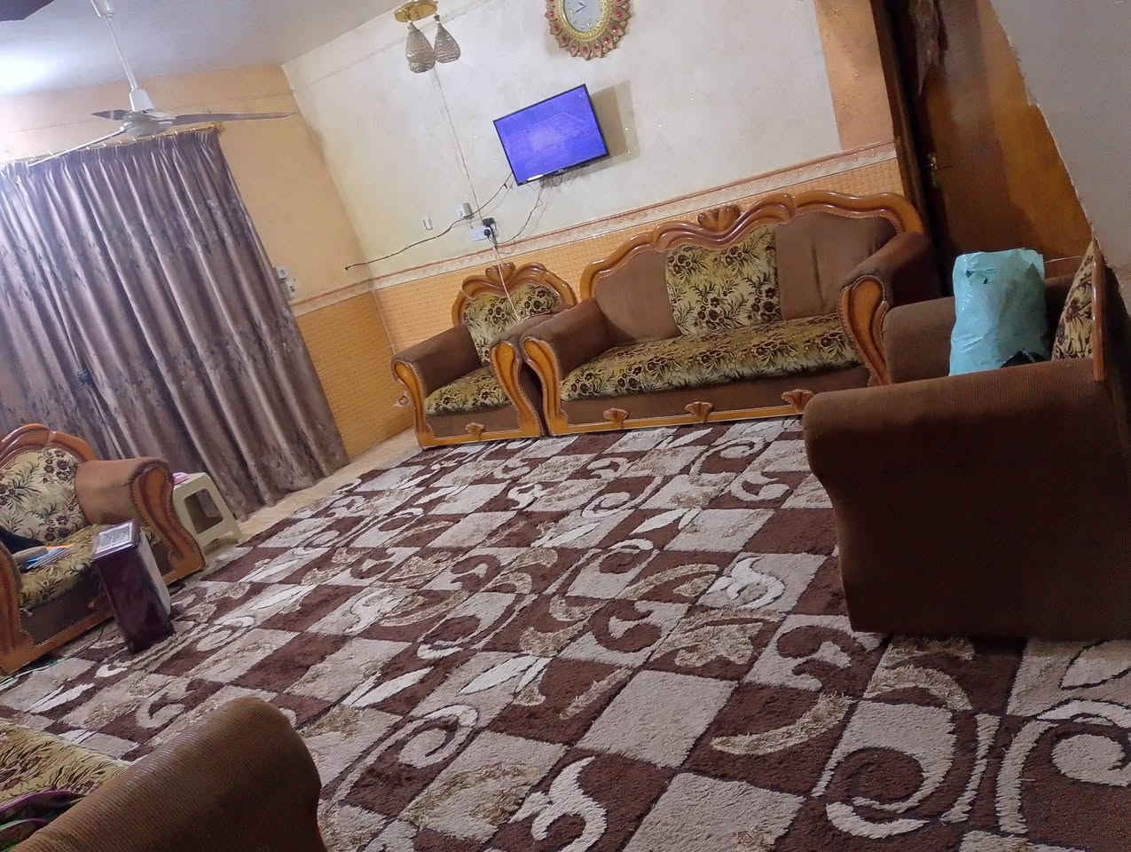 السلام عليكم بيت للبيع المساحه 320 البيت طابو صرف يكون من خمس غرف نوم هول عدد 2 مطبخ حار بارد حمامات داخل وخارج الموقع معل السوس السعر 190 وبي مجال رقم الهاتف ***********

