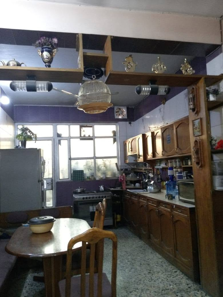 بيت في منطقة الشعب بين شارع الصحه وشارع عدن قرب سوق الصبح يحتوي على ست غرف منام وهول ومطبخ واربع حمامات وطرمه كبيره الواجهة 7 والنزال20 طابو ملك صرف وجميع الخدمات قريبه عليه مدارس ومستوصف وسوق ومطاعم  
للتواصل *********** 
او ***********
