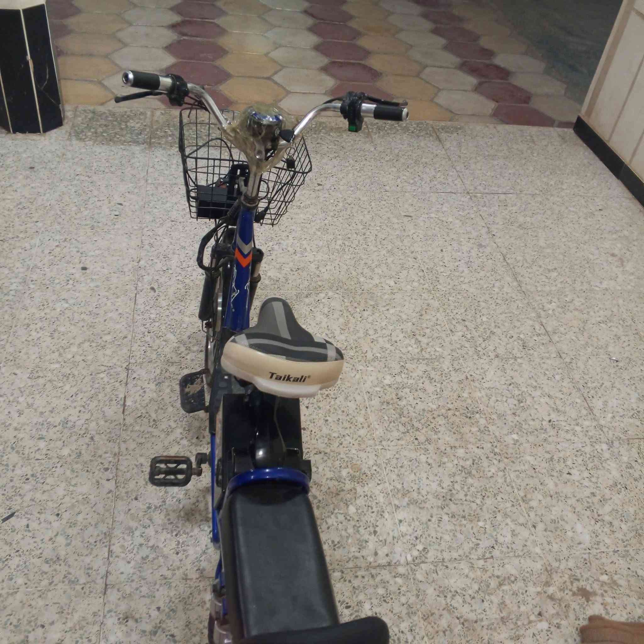 دراجه شحن للبيع نظيفة جاهزة فقط بطاريات ظعيفة وتوصيل على واتساب والاتصال على رقم الهاتف ***********
