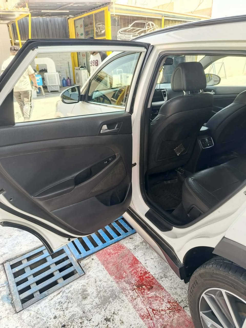 سياره فول مواصفات
٢٠١٧ بانوراما
فتحة سقف بانوراما: ممتدة على كامل السقف.

نظام الدفع (4WD): دفع رباعي مستمر (فور ويل) مع زر قفل الدفع (Drive Mode).

الإضاءة: مصابيح أمامية وخلفية (LED) مع عدسات زينون ذكية وكشافات ضباب.

العجلات: رينغات ألمنيوم قياس 18 أو 

صندوق خلفي ذكي: يفتح كهربائياً عند الاقتراب منه 

المرايا: جانبية كهربائية الطي مع إشارات انعطاف وترحيب عند الاقتراب.

التشغيل والدخول: بصمة تشغيل مع دخول ذكي بدون مفتاح.

المقاعد: جلد طبيعي فاخر، مع تحكم كهربائي لمقعد السائق والراكب، وميزة تدفئة وتبريد المقاعد الأمامية.

الشاشة اندرويد لمس

التكييف: أوتوماتيكي ثنائي المناطق مع فتحات تهوية للمقاعد الخلفية.

الأنظمة الذكية 

كبح اليد: نظام بريك إلكتروني (بصمة يد) مع ميزة التوقف التلقائي (Auto Ho

سبورت. نورمال. ايكو
شاشه تبريد
بيهه تكشير مثل ما موضح
١٥٥ بييهه مجال بسيط
ع حطتهه ابيع
سونار موجود
***********
