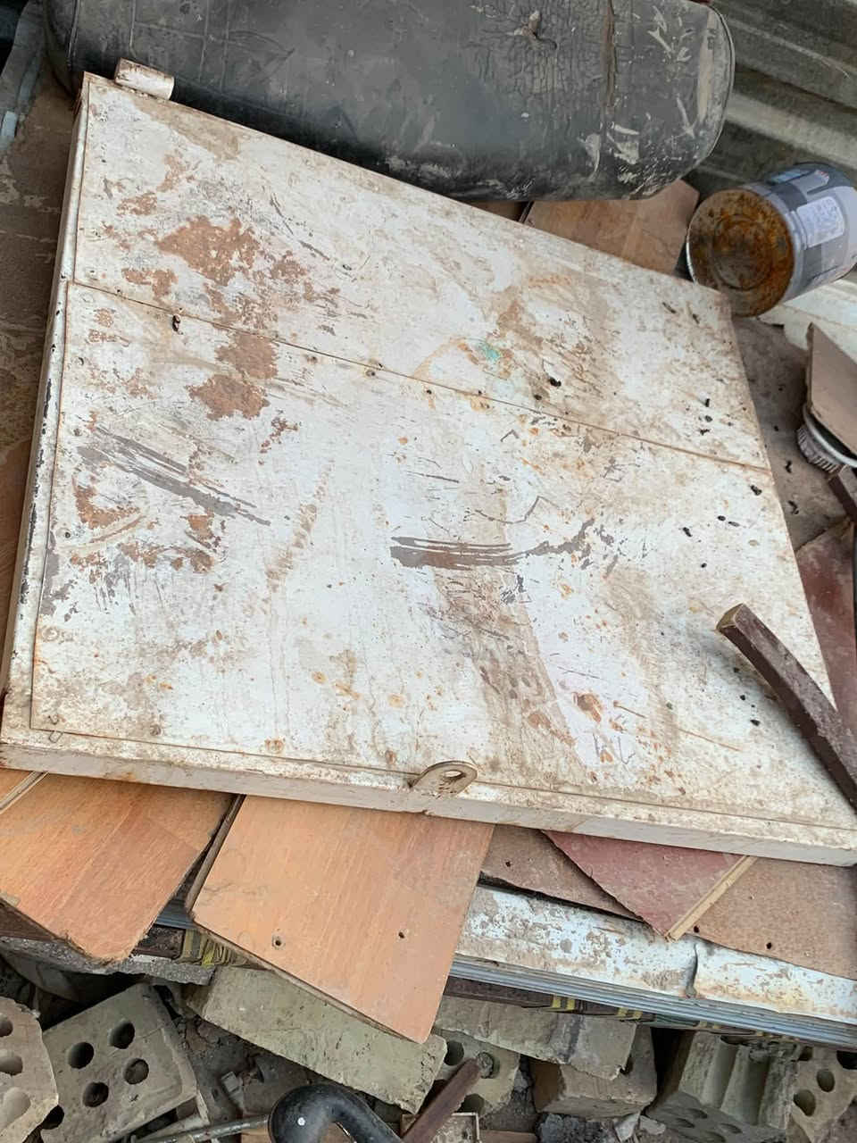 سلام عليكم ميز لبيع هوة ميز ومخزن وباب وقفل شي مرتب عرض 80س طول 250س سعر 250الف وبي مجال 
واتساب :***********فقط واتساب
