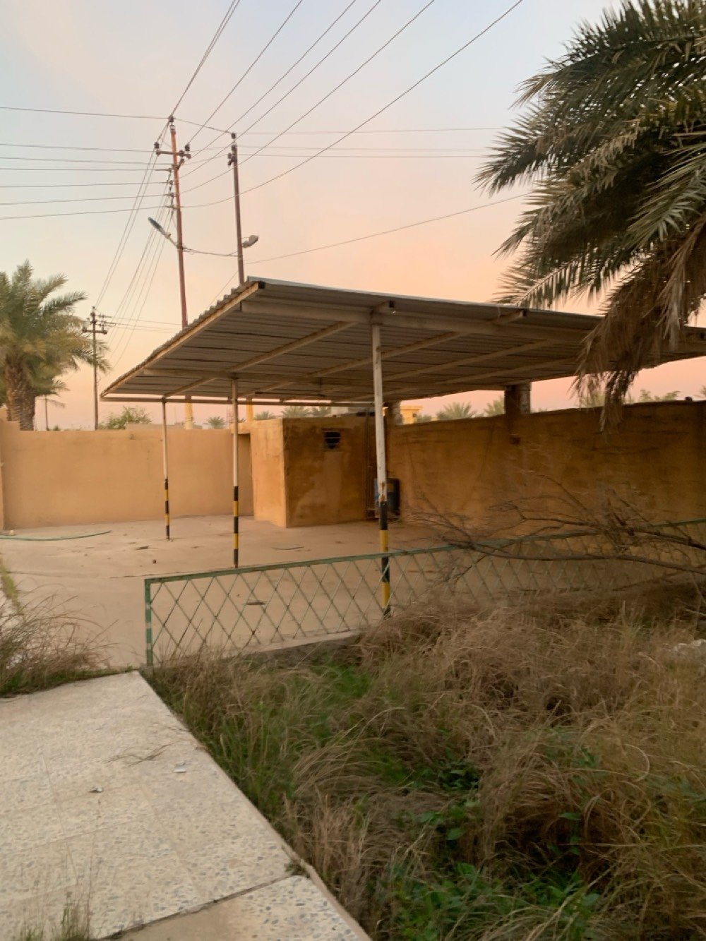 بيت مساحة ١٠٠٠م للبيع شبه متروك زراعي السعر ١٨٠ مليون دينار الموقع شمال بغداد التاجي شارع عمشة للتواصل ***********