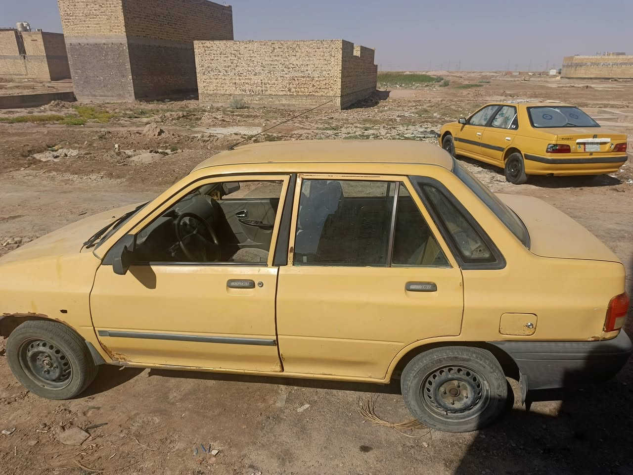 سيارة سايبة للبيع كلشي نضيف محرك گير... 15 ورقة وبيهه مجال  ***********
