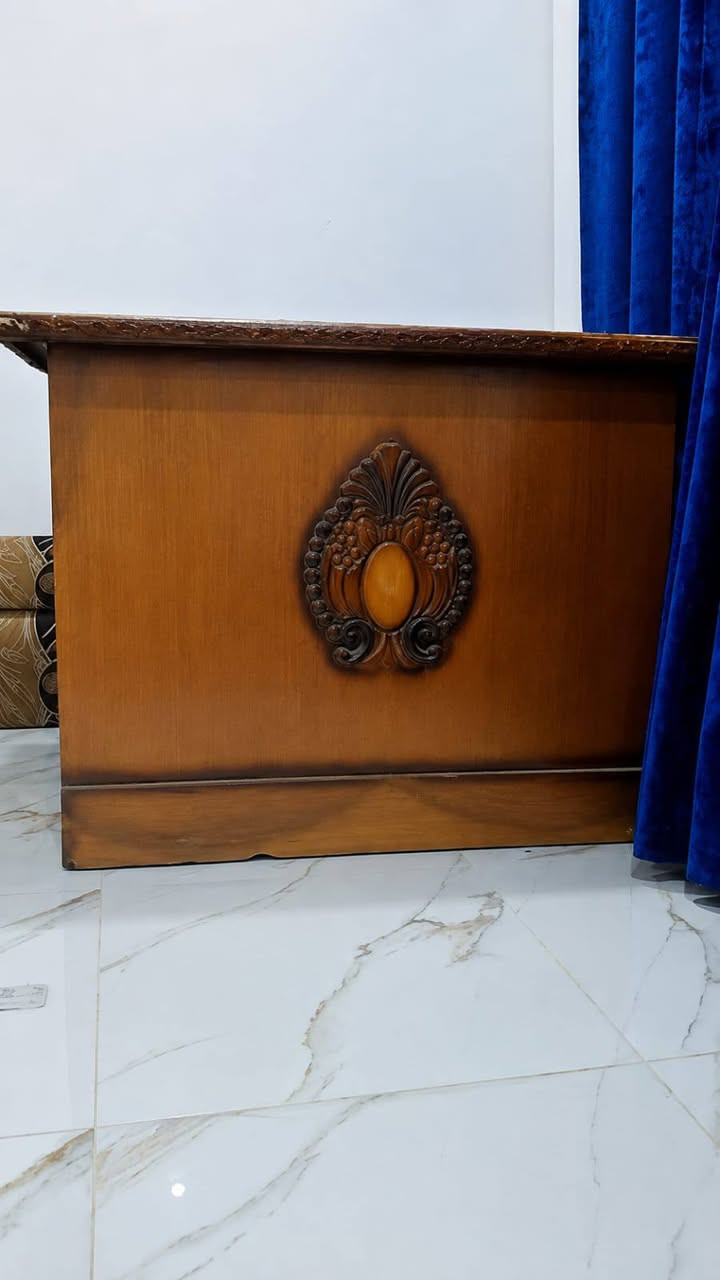سلام عليكم ميز  البيع بسعر مناسب نضيف كلش مكاني غراف ***********
