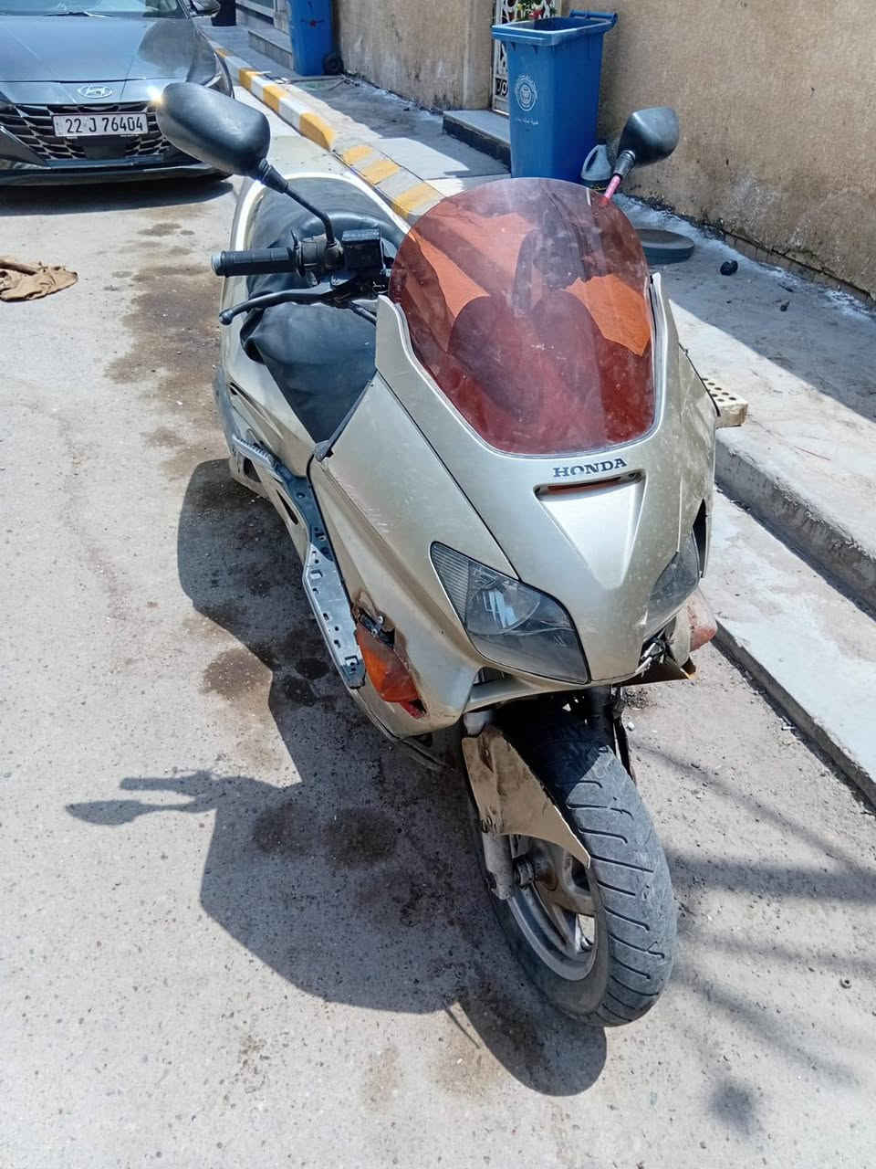 للبيع هوندا فورزا 250 ياباني اصلي 0.6سويج

هوندا فورزا 250cc اوتوماتيك، دراجة قوية ورزنة مال طريق 
مكينة وگير وتبريد ماء شغالات 100%، تشتغل وتمشي خير من الله

بيها كسر بالفيبر جهة اليسرى فقط بسبب وگعة، الشاصي نظيف ومابيها شي
موضح كلشي بالصور، الدهن الي بالگاع مو منها، قديم بالشارع

 الي يرتب فيبرها ترجع جديدة
اوراقها كاملة منفيس ومكاتبه نقط دكمه وتنفيس بريك خلفي باتري والكلجات جديده دراجه خير من الله نكره سلف مروحه راديتر تشتغل دكمه منفصله اني مرتببها كيج حماوه شغال كهربائيات شغاله 

السعر: [ 400] وبيها مجال بسيط
المكان: بغداد
التواصل: *********** فقط واتساب
