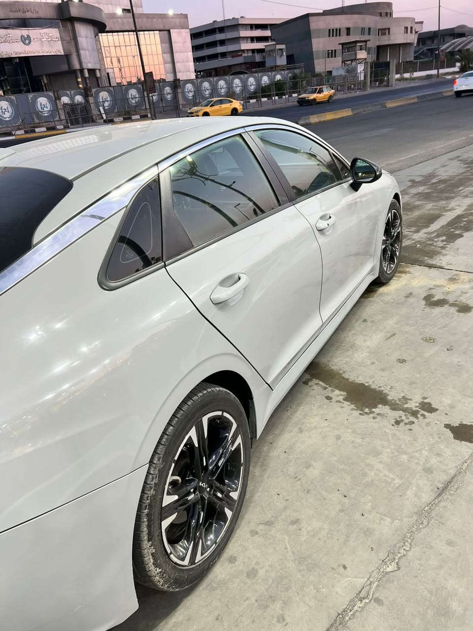 🚘 للبيع Kia K5 GT-Line موديل 2023
📍 رقم بغداد تحويل ثاني يوم
📍 المكان: بغداد – ساحه مضفر 
قطعتين صبغ جاملغ او قبق جنطه ورشه خفيفه بالبنيد شبر بدون دواخل بدون ايرباك جديده سياره ومابيه نقص 

🎨 اللون: سمنتي 
🔥 محرك 1600 تيربو
جاهزه السياره من كل النواحي ومابيها نقص 
🌟 المواصفات:
• داخلية جلد او مخمل اسود كامل رياضي
• كشنات جلد + تدفئة
• ستيرن تدفئة
• تشغيل عن بعد
• بصمة + هاند بريك بصمة
• شحن هاتف لاسلكي
• قيادة ذاتية على الخطوط السريعة
• مثبت سرعة / ماشيه71
• AUTO HOLD
• كير أوتو 

🛡️ أنظمة الأمان:
• ABS
• مانع انزلاق
• حساسات إطارات
• رادار أمامي وجانبي
• مراقبة النقطة العمياء
• رادار الخطوط البيضاء
• توقف ذاتي عند الرجوع

💡 الإضافات:
• لايتات 4 عدسات
• LED + زينون
• بك لايت LED
• مصابيح ضباب LED
• كامرة دوارة
• شاشة + شاشة أعطال
• نظام ملاحة (خريطة)
• Apple CarPlay / Android Auto لاسلكي
• بلوتوث + AUX + USB كار بلي 
• فول تحكم ستيرن
• أشاير بالمرايا
• مقعد كهربائي
• ويلكم لايت رياضي
• أنظمة قيادة: Eco / Sport / Smart / Normal

💰 السعر: 168$  وبيها مجال بسيط  

📞 للاستفسار: ***********
✅ متوفر واتساب فقط
