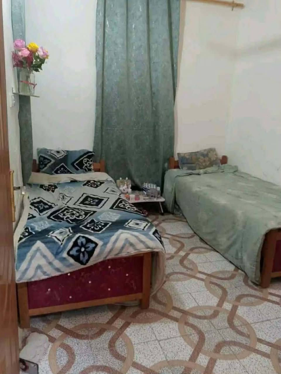 سلام عليكم عندي بيت للبيع يتكون من 3غرف وصاله واستقبال ومطبخ وصحيات وكراج جبير ومحل المساحه ميتين متر طابو زراعي سند25 يم معمل اصباغ كرستال فوك من حي الامين سعر39وبي مجال ***********
