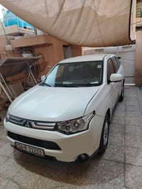 ميتسوبيشي اوتلاندر موديل 2014 مكينه 2400cc ( 4سلندر )  ماشية 140 الف  ...