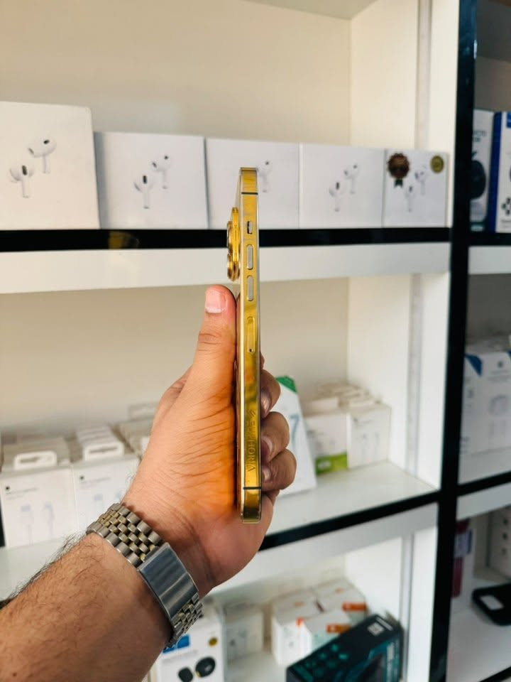 السلام عليكم 🫡
للييع iPhone 13 pro max 
ذاكرا 256 
بطاريه 100% مبدله اصليه 
نموذج M شرق اوسط دبل سيمكارت 
نضافه 90% الجهاز مطلي ذهب 
كله شغال مابيه خلل فقط مبدل شاشه اصليه تفصيخ وكامرا تفصيخ فقط اصليات وكل خلل مابيهم فيس ايدي متوقف باقي شغال صوت اتصال انترنيت كامرات مابيه خلل السعر قفل ٣٨٠ الف مكاني بغداد مدينه الصدر رقمي ***********
