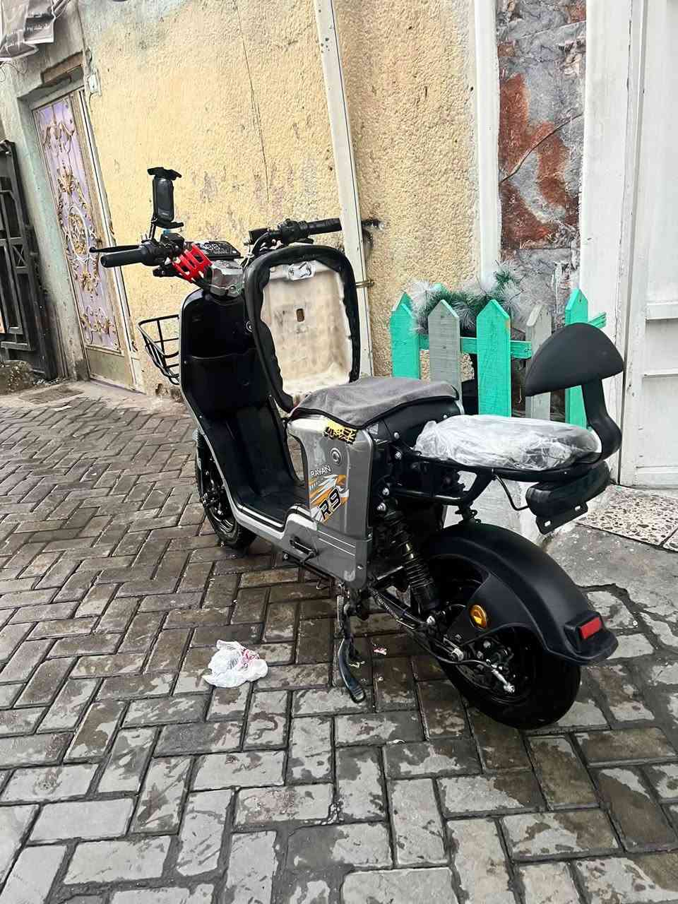 سلام عليكم دراجه ار تسعه بدون بطاريات الدراجه جديده السعر 200وبيهه مجال العنوان بغداد مدينة الصدر ***********
