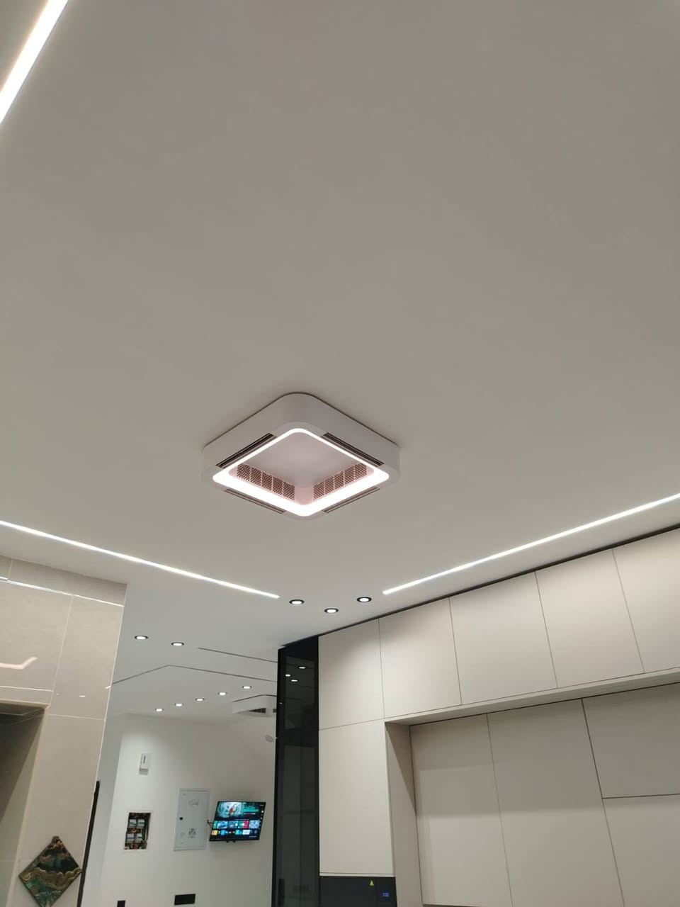هذه مروحة سقف ديكورية حديثة "لطش" بدون شفرات (Bladeless Ceiling Fan) مزودة بإضاءة LED متغيرة الألوان وثلاث حركات (أبيض، شمسي، أوف وايت)، وتتميز بوجود مخارج هواء متعددة للتهوية مع تحكم كامل عن بُعد عبر جهاز تحكم (ريموت) أو تطبيق الهاتف الذكي. [1, 2, 3]
السلام عليكم عندي مراوح للبيع مامستخدم جديد ........
هذه مروحة سقف ديكورية حديثة "لطش" بدون شفرات (Bladeless Ceiling Fan) مزودة بإضاءة LED متغيرة الألوان وثلاث حركات (أبيض، شمسي، أوف وايت)، وتتميز بوجود مخارج هواء متعددة للتهوية مع تحكم كامل عن بُعد عبر جهاز تحكم (ريموت) أو تطبيق الهاتف الذكي. [1, 2, 3]

التصميم: مربّع الشكل بتثبيت مسطح على السقف، وتعتبر بديلاً عصرياً للمراوح التقليدية.

الإضاءة والتحكم: إضاءة LED مدمجة بقوة تفصيلية تتراوح غالباً حول 45 واط، مع إمكانية تعديل درجات اللون والسرعات.

التبريد: تعتمد على محركات مخفية لتوزيع الهواء من المخارج الجانبية بشكل متساوٍ ومتعادل. [1, 2, 3, 4]

تثبت ع سقوف أو ع جبس بورد مكاني حي الجهاد للاستفسار ***********السعر 125بي مجال عندي 6قطع فقط مشدودات مامستخدم
