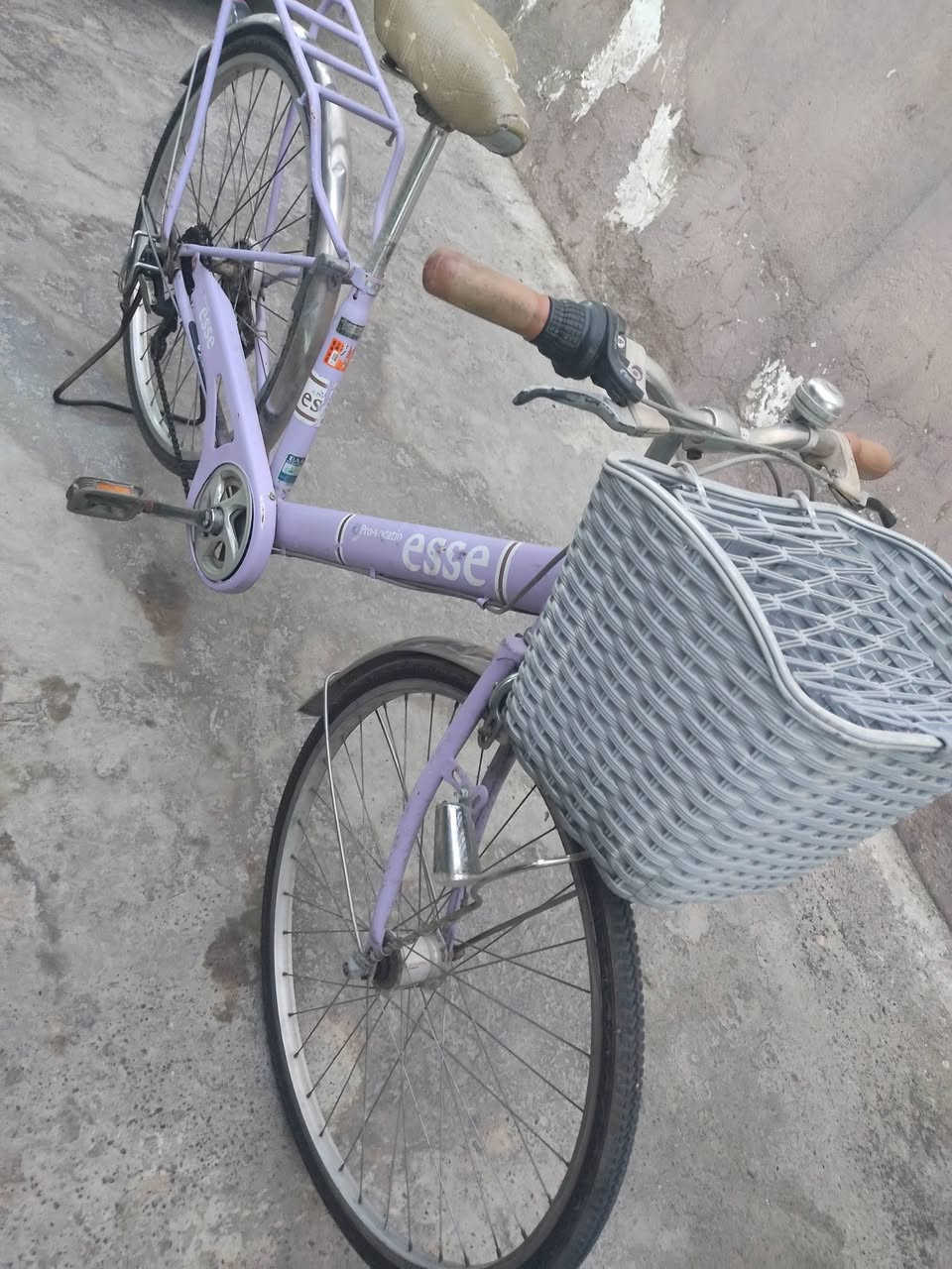 #دراجة هوائية ماركة ( esse)
#دراجة نضيفة جداً 🚴‍♂️

#دراجة كاملة مابيها نقص 🚴‍♂️

#سستم شيمانو خلفي 7 نمر🚴‍♂️

#داينمو امامي حساس🚴‍♂️

#تايرات نظيفة حيل 

#للاستفسار مراسلة الحساب👉🏻
 او الاتصال علرقم ...👉🏻
***********
