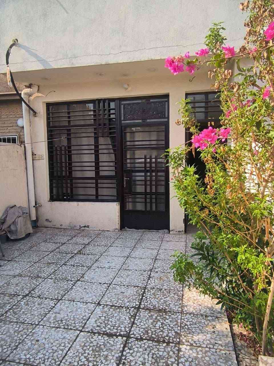 السلام علـيكم
بيت في منطقة البلديات شارع الكهرباء خلف لحوم السبطين بفرعين 
طابو ملك صرف المساحة 123 م 

بيت عگادة وبحالة ممتازة

يتوفر بـ
3 غرف نوم 
+ حمامين 
+ استقبال
+ مطبخ حار + مطبخ بارد 

السعر 225 مليون وبيه مجال 

للتواصل: ***********
