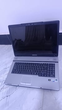 لبيع لابتوب 25الف بس عوزه شاشه رقم 07755969033