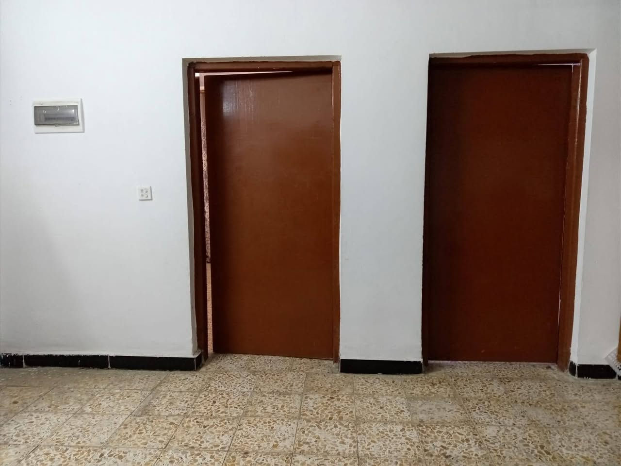 دار للبيع زراعي  مساحه ٢٣٠ بغداد جسر ديالئ السده كامل الخدمات.  ٢غرف نوم صاله مطبخ استقبال حديقة طابق واحد 
الاستفسار ع رقم ***********
