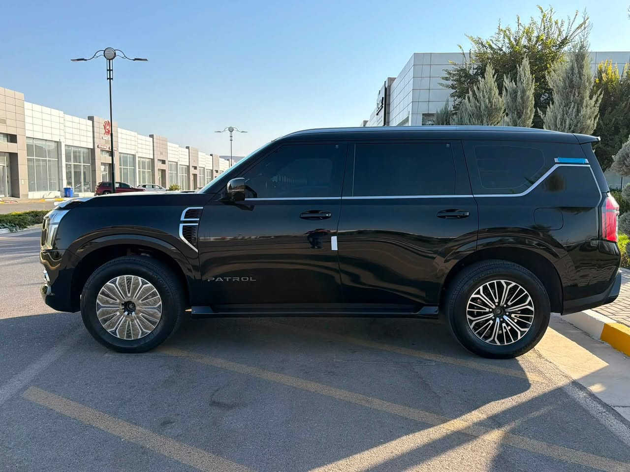 سلام عليكم باترول 2026 
وكاله ضمان السور
ماشيه 13.000 الف
بلاتينيوم فول موصفات 
داخل احمر 
كامل PPF +كتاب تضليل 80
للاستفسار ***********
