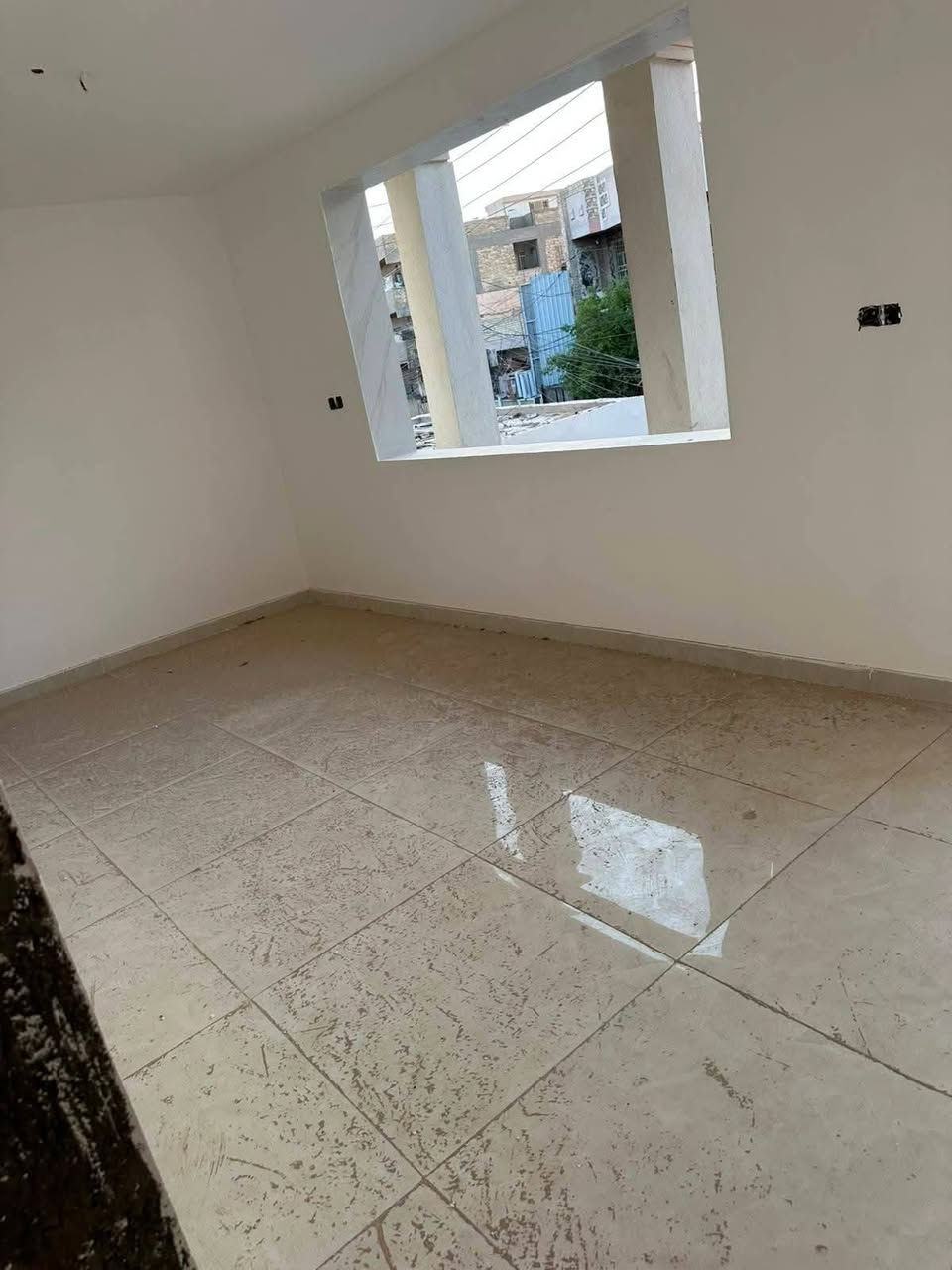 للبيع فقط بيت مساحه ١٠٠متر طابقين بناء مسلح وجه ٨ متر ونزال ١٢ ونص يتكون من كراج وخدمات خارجيه ومدخلين صاله ومطبخ وخدمات وغرفة نوم وترك وطابق ثاني غرفتين نوم وخدمات وبيتونه وسطح مكانه مميز وحلو شرطه الخامسه قرب شارع المدارس وقرب شارع العام وقرب جامع معاذ أبن جبل سعر البيت ١٨٠ بي مجال انشالله للاستفسار اتصل مكتب دارك للعقار واتساب *********** ***********
