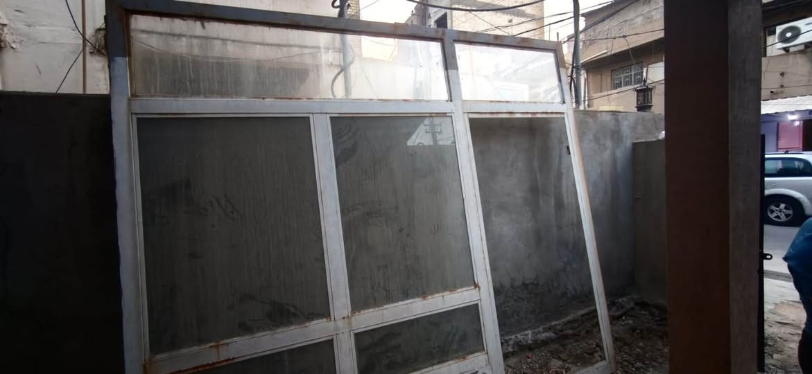 جام خانة محل او مكتب مستعملة نظيف مع زجاج كامل الطول 3متر والعرض 3.20سم 
السعر 150 
الموقع بغداد الصليخ الجديد السوق الشعبي***********
