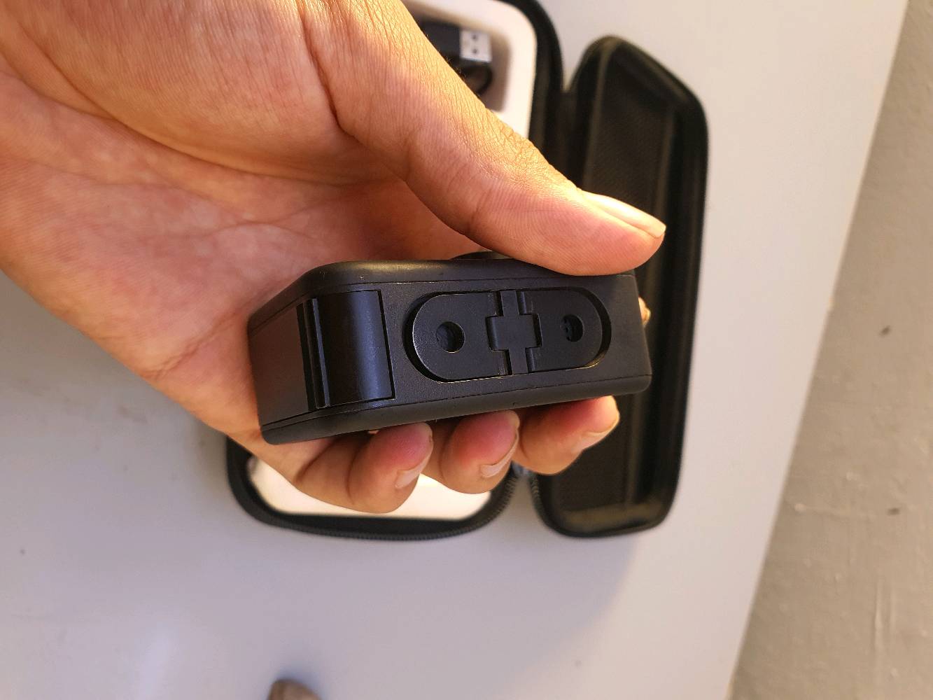 للبيع: كاميرا GoPro Hero 9 Black بحالة ممتازة مع كامل الملحقات
​كاميرا الحالة العامة نظيفة جداً وجاهزة للاستخدام الفوري (بس تعال وصور!).
​📌 المواصفات الأساسية:
​دقة التصوير الفيديو: تصوير فائق الوضوح بدقة 5K، مع خيارات 4K و 2.7K و 1080p بمعدلات إطارات عالية للحركة السريعة و Slow Motion.
​دقة الصور الفوتوغرافية: 20 ميجابكسل مع دعم التصوير بصيغة RAW.
​الشاشات: شاشة أمامية ملونة (ممتازة للفلوجرز وتصوير السيلفي) + شاشة خلفية باللمس عالية الاستجابة.
​الثبات الإلكتروني: تقنية التثبيت الأسطورية HyperSmooth 3.0 لفيديوهات ناعمة بدون أي اهتزاز.
​المميزات: مقاومة للماء بدون غلاف حتى عمق 10 أمتار، مع ميزات التصوير الذكي.
​📦 الملحقات المتضمنة مع العرض:
​حقيبة حمل: متينة ومخصصة لحماية الكاميرا وكل ملحقاتها وترتيبها بشكل منظم.
​عدد 2 بطارية: لضمان وقت تصوير أطول وعدم تفويت أي لقطة.
​مجموعة قواعد تثبيت متنوعة: لتغطية كل زوايا وطرق التصوير.
​كيبل الشحن.
​السعر: 300
​التوصيل: متوفر خدمة التوصيل لجميع المحافظات 🚚
​للاتصال والتواصل: *********** (متاح اتصال أو واتساب)