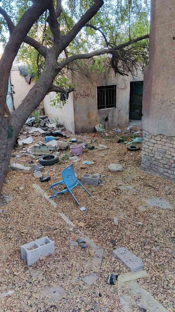 بيت للبيع المساحه ٤٠٠ متر (20*20) بناء قديم يعتبر قطعة ارض . البيع كامل او تقطيح حسب الطلب 

كامل الخدمات من ماء وكهرباء ٢٤ساعة ومجاري رئيسية وشارع تبليط 

يبعد عن الشارع العام ٤ بيوت 

الموقع قرب مطعم الحجي الجي بفرع علي باور 

السعر ٤٥ وبي مجال 

للأستفسار(***********)
