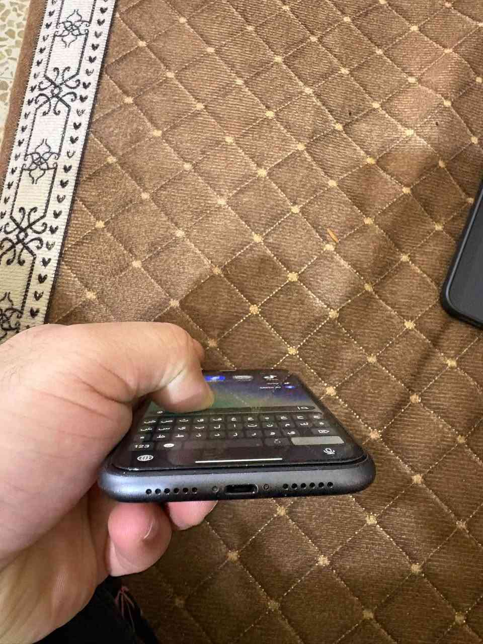 السلام وعليكم ايفون 11 كامرتين 128 جهاز نضيف كلش مداخل تصليح ذاكرة 128 بطارية 71 السعر 225 
***********

نص مكتوب في الصور:
- 5:48 79 حالة البطارية والشحن رسالة مهمة حول البطارية حالة بطاريتك متدنية جدًا. يمكن أن يبدل أحد مزودي خدمة Apple المععتمدين البطارية لاستعادة الأداء والطاقة القصويين. العثور على خيارات الخدمة... 71% الحد الأقصى للقدرة هذا قياس لقدرة البطارية مقارنة بقدرتها عندما كانت جديدة. قد تتسبب القدرة المنخفضة بتقليل ساعات الاستخدام بين عملية الشحن والأخرى. أقصى قدرة للأداء ستساعد الأنظمة المضمنة في النظام والمكونات في تخفيف آثار الأداء التي قد تلاحظها أثناء التقدم الكيميائي في عمر بطارية iPhone. شحن البطارية المحسن للحد من استنزاف عمر البطارية، يتعلم ال iPhone من عادات الشحن اليومية، بحيث ينتظر ولا يتجاوز 80% حتى يحين موعد حاجتك إلى استخدامه.