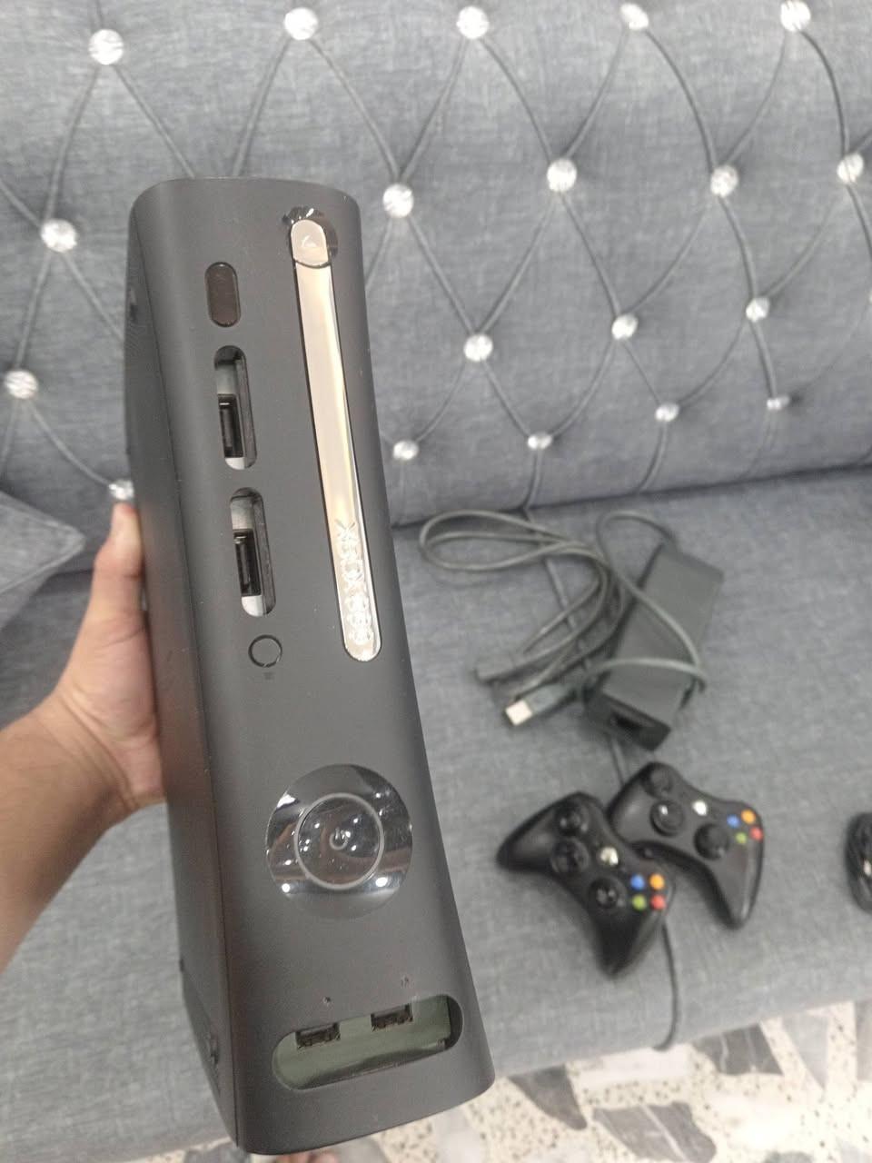 🎮 كاسبر Xbox 360  للبيع 🔥
📌 التفاصيل:
• الجهاز:كاسبر Xbox 360 
• الحالة: نظيف ومرتب
• 🎮 عدد اليدات: 2 بلوتوث
• 🔋 بطاريتين قابلة للشحن
• 🔌 شاحن البطاريات موجود
• ⚡ محولة الكهرباء موجودة
• 🔌 جميع الكيبلات موجودة
• الجهاز شغال ومفحوص

🎮 الألعاب الموجودة:
• Call of Duty: Black Ops 1
• Call of Duty: Black Ops 2
• Call of Duty: Black Ops 3
• Call of Duty: Advanced Warfare
• GTA San Andreas
• FIFA 19
• FIFA Street
• PES 18
• WWE 
وبي بعد العاب 

💰 السعر: 135000 وبي مجال 
📩 للتواصل: خاص او على الرقم: ***********
