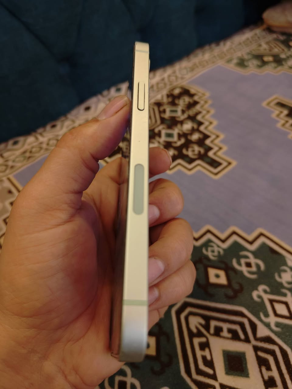 للبيع: آيفون 12 (iPhone 12)
 * الوضع: أصل بالكامل، ما مبدل بيه أي قطعة.
 * البطارية: 79%
 * النظافة: بيه فطر بالظهر فقط، والجهاز شغال 100% بدون أي مشكلة.
 * السعر: 250 ألف (وبيه مجال للطيبين).
بدون ملحقات 
للتواصل ***********
العنوان بغداد جكوك
