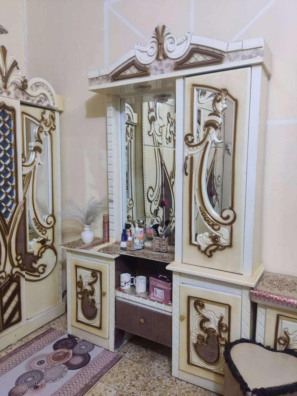 غرفه نجاره عراقيه تصميم تركي على شكل مسرح رأس الجربايه وميز المرايه للييع نضيفه كلش
السعر 950
عنواني كرمة بني سعيد 
للاستفسار *********** بي واتساب
