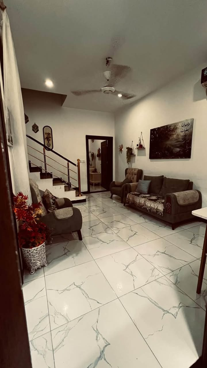 🏡✨ فرصة مميزة للسكن في مجمع الرواد ✨بيت للبيع 🏡
إذا تبحث عن بيت مرتب، عملي ومناسب للعائلة وبموقع قريب من أهم الخدمات، فهذا البيت قد يكون اختيارك المثالي ❤️

📍 موقع مميز وقريب من:
🏥 المستشفى التركي
🎓 جامعة واسط
🛍️ الأسواق والخدمات

🏠 مساحة البيت:120م²

🔸 الطابق الأرضي:
🛏️ غرفة نوم
🍳 مطبخ
🛋️ صالة
🏡 هول داخلي
🚿 حمام داخلي + حمام خارجي

🔸 الطابق الأول:
🛏️ غرفة نوم بنظام سويت مع حمام خاص

💰 المقدّمة:58 مليون دينار
🏦 القسط الشهري للمصرف: 548 ألف دينار فقط
💵 المدفوع للمصرف العقاري: حوالي 25 مليون دينار

⭐ بيت جاهز للسكن
باقي التفاصيل الاتصال بالرقم ‭***********‬
