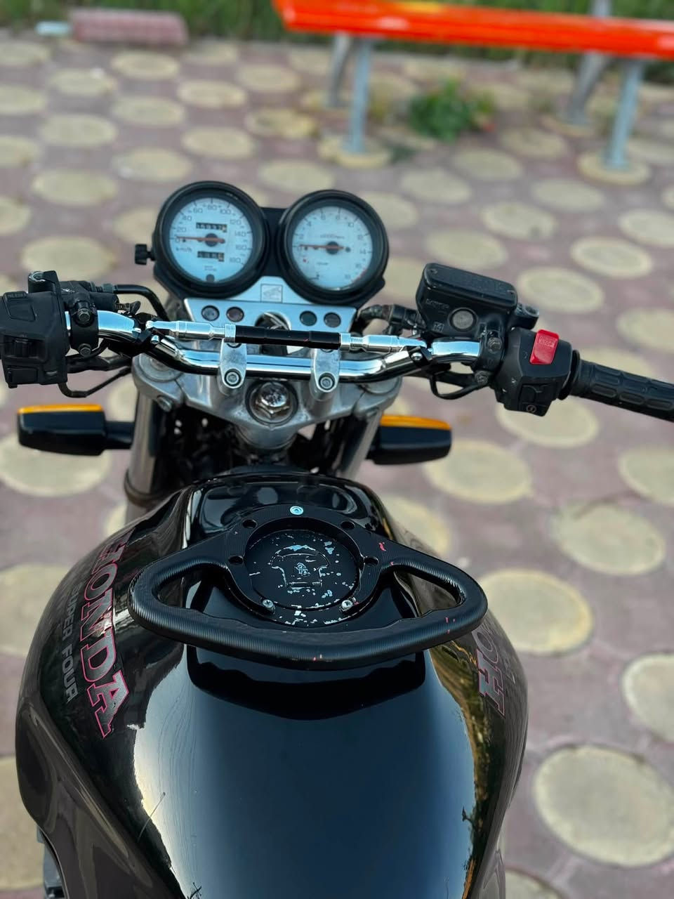 سلاوی خودای گەورەتان لێبێت هاورێیان ئەم cb 400 بۆهێناون مۆدیل 1998 ماتۆرەکە بەشی سەرەوەی کەوەرەکەی کراوەتەوە تەنها وەلف و کاسکێتی گۆراوە بەوشەرتە دەیفرۆشم کێسە کەشی نەکرابێتەوە هەموو گیانی لەسەر دەقی بیلادە ناوتەنکی لۆکە مەکینەی چرکەی تیانیە بەشەرت هەردوو تایەی لۆک لۆکە سعریشی 11 ونيو کەمێک مەجال موشتەری تێل کە ئەزیزن شوێن کۆیە.     
*********** ***********

