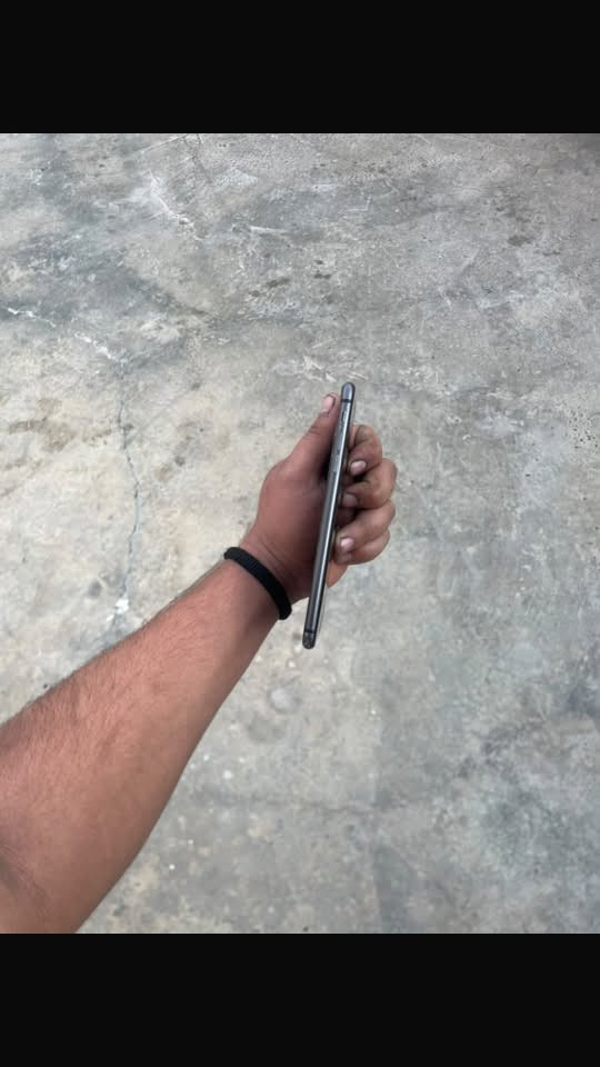 آيفون ٨ بلس • ٦٤ • شاشة مكسورة