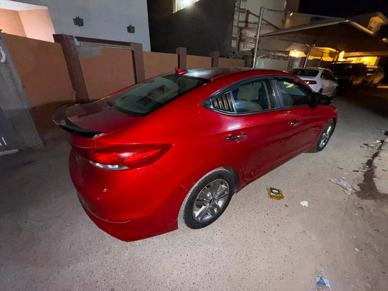 سلام عليكم.. للبيع 
  هيونداي إلانترا (Hyundai Elantra).
 الموديل: 2018.
 الفئة: SE (وارد أمريكي).
 الممشى (المسافة المقطوعة): 69,500 كم فقط (
 المحرك: 2.0 لتر (2000 سي سي) دوش (DOHC)، 4 سلندر، .
 الكير (ناقل الحركة): أوتوماتيك 6 سرعات مع خاصية التحكم اليدوي (تبترونك).

داخلية مخمل بلون بيج .
 تحكم ستيرنج كامل (جهتين) يشمل تحكم بالصوت ومثبت سرعة (Cruise Control).
 نظام قيادة متعدد الأنماط (Drive Modes): اقتصادي (Eco)، رياضي (Sport)، واعتيادي (Normal).
 شاشة معلومات قياسية بالدشبوول لعرض كفاءة الوقود وصيانة السيارة.
 مانع انزلاق (Traction Control) ونظام مكابح ABS.
 حساس إطارات ذكي.
 مصابيح أمامية عدسات هالوجين 
السعر 12700$(127ورقه)
الحادث معروض بالصور
رقم التواصل ***********
