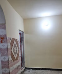 طابق ثاني للأجار المساحه ١٣٥ متر يحتوي على ثلاث غرف في منطقة الإسكان ش...