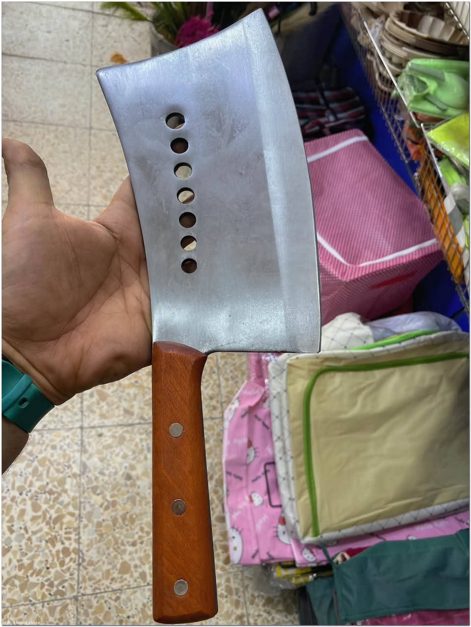 متوفر طبر ثكيل كلش بهالشكل حجم ضخم وزنه ثكيل كلش سعر ١٣ الف 
متوفر توصيل

نص مكتوب في الصور:
- FB\Alwan store