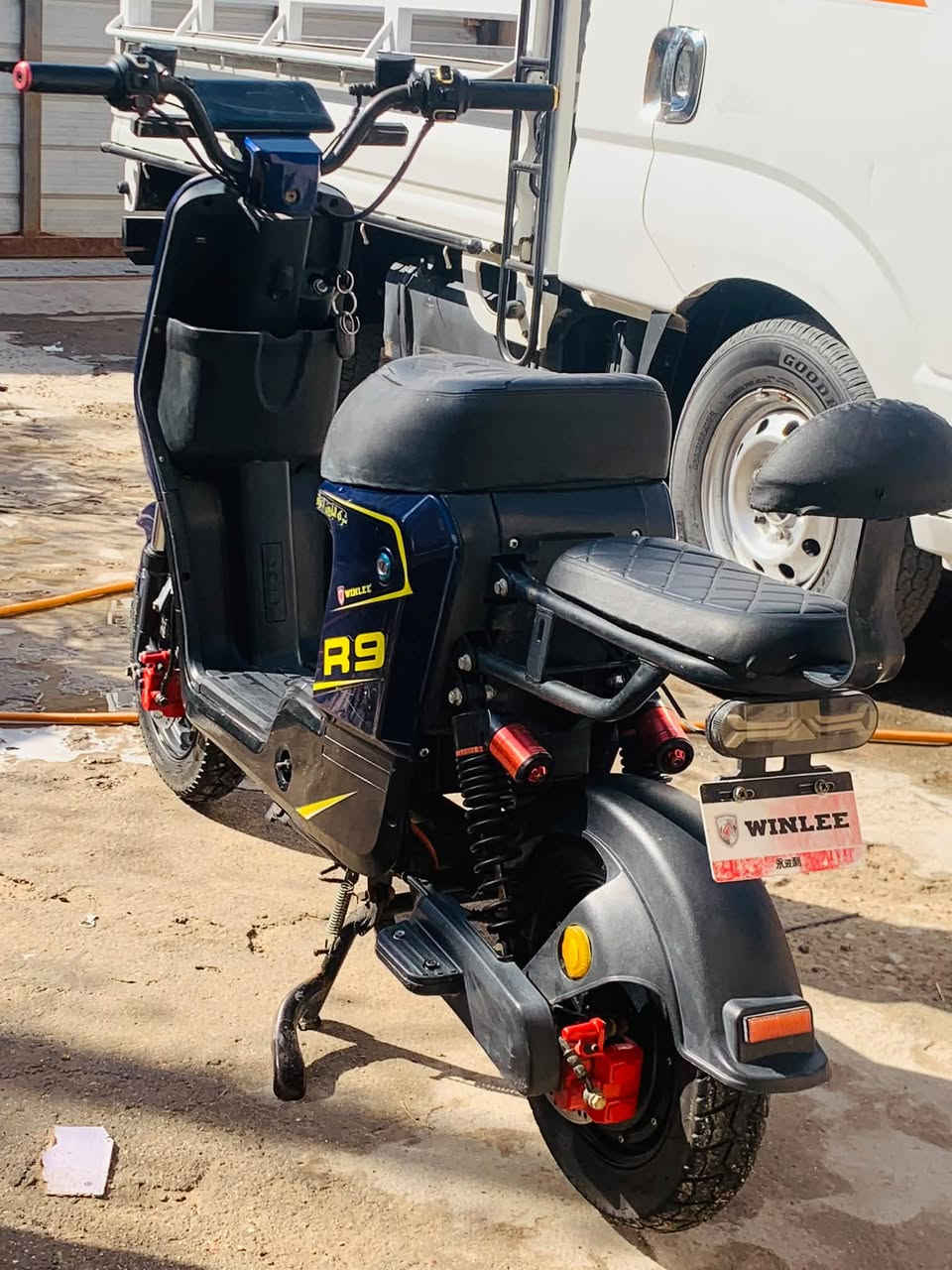 دراجه شحن R9 حلوه نضيفه وكلشي شغال بيها بطاريات حلوه نضيفات بعدهن جدد الاصليات الولي سعر مناسب 370 الف مكاني بصره شط العرب الجزيره
