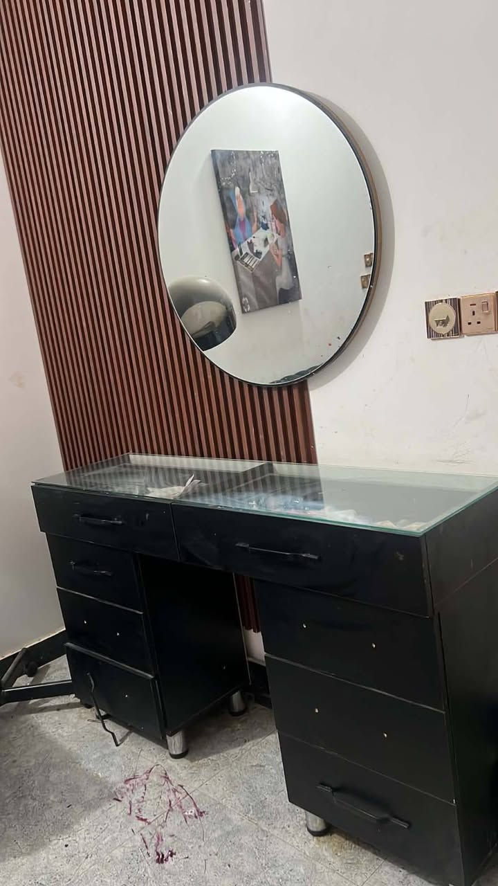حي الرافدين ناصريه مركز سعر الميز المرايه ب150 سعر الرسبشن ب125 الكرسي 60 قفله ***********
