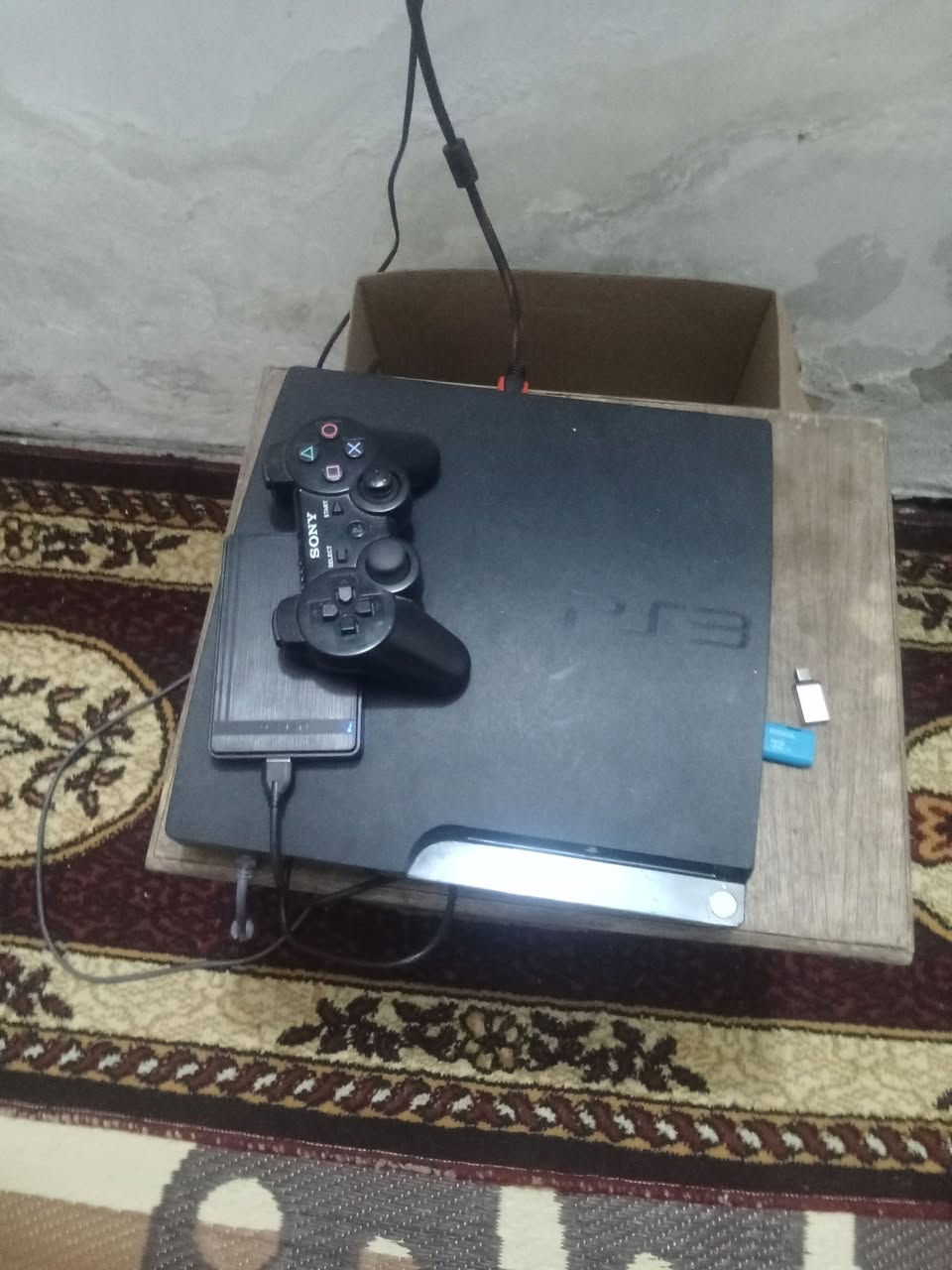 سلام عليكم بلاي 3 للبيع ذاكرة 160 مع هارد خارجي 500 بي العاب مثل ما موضح بل فيديو جهاز نسبة نضافتة 99% مع يدات 2 السعر 115 للتواصل ***********
