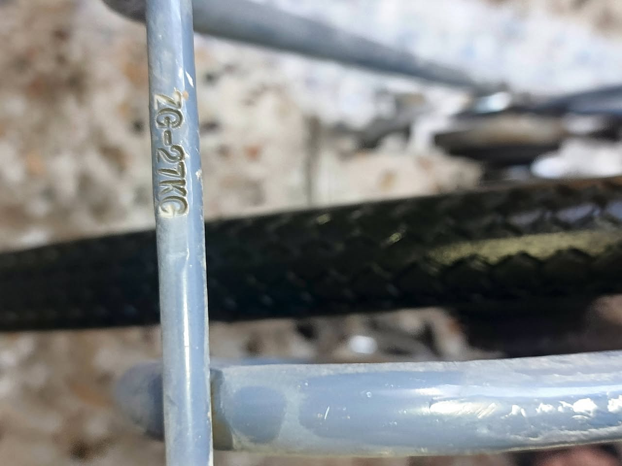 بايسكل ياباني أصلي (بالة وارد اليابان) نوع سياحي/بناتي مريح حجم 26
🚲 بايسكل ياباني أصلي (بالة) 100% 🇯🇵 

لكل اللي يدورون المتانة والنوعية القديمة، بايسكل بناتي/سياحي ياباني أصلي وارد اليابان، مو من هذا التجاري المتوفر بالسوق. 

المواصفات والميزات:
✅ هيكل ياباني أصلي مختوم بختم السلامة والجودة الياباني (BAA) مع الرقم التسلسلي.
✅ صبغ وهيكل متين جداً يتحمل ومريح جداً بالركبة والتنقل.
✅ مزود بسستم قير (تروس سرعات خلفية) لتخفيف الجهد بالصعدات.
✅ جاملغ أمامي وحمالة غراض خلفية أصلية بلاد. 

ملاحظة للأمانة (النواقص):
البايسكل يحتاج شغلات بسيطة ويرجع بلاد (تاير وجوب خلفي، واير بريك، وجاملغ خلفي) وسعره راعيه بيه ومناسب جداً للي يريد يصلحه ويستخدم قطعة تعيش وياه عمر. 

السعر: [55]
للتواصل والاستفسار: [***********]
